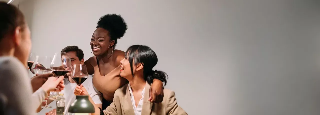 Junge Familie sitz zusammen und unterhält sich.