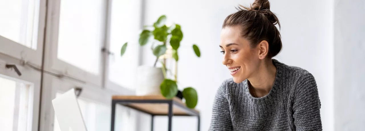 Junge Frau in einem modernen Co-Work-Space.