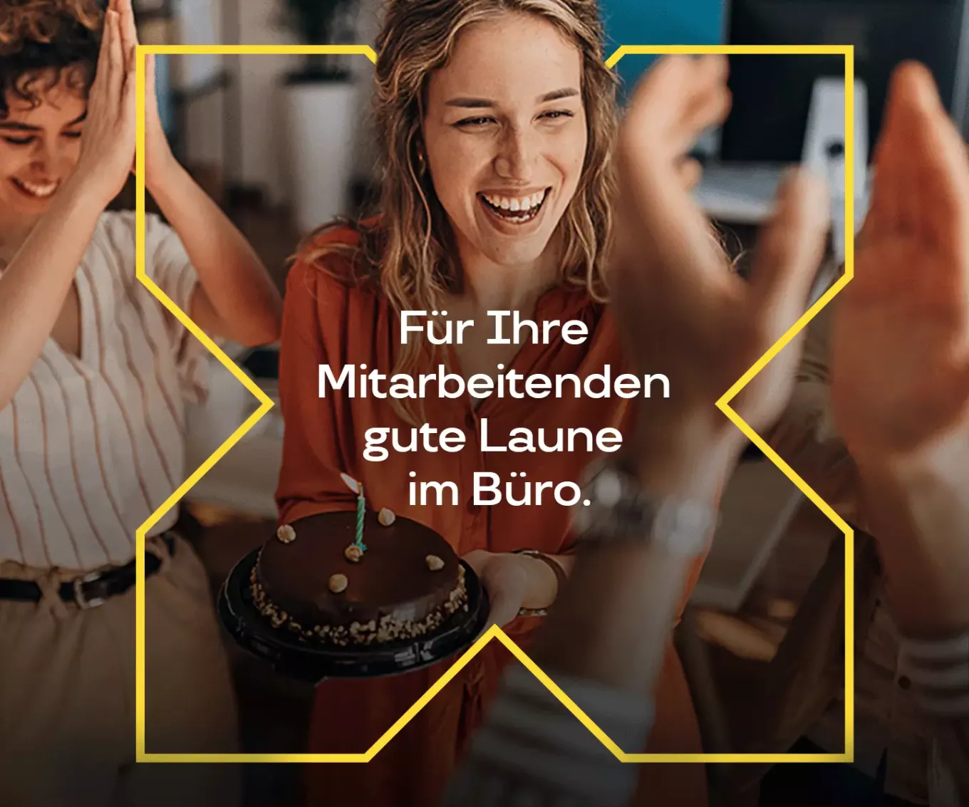 Ein Team bestehend aus Frauen feiern mit einem Kuchen. Überschrift: Für Ihre Mitarbeiter gute Laune im Büro. 
