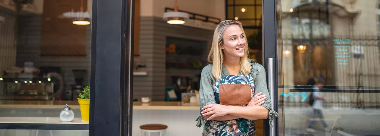 Freudige Inhaberin öffnet ihr Restaurant für Kunden  