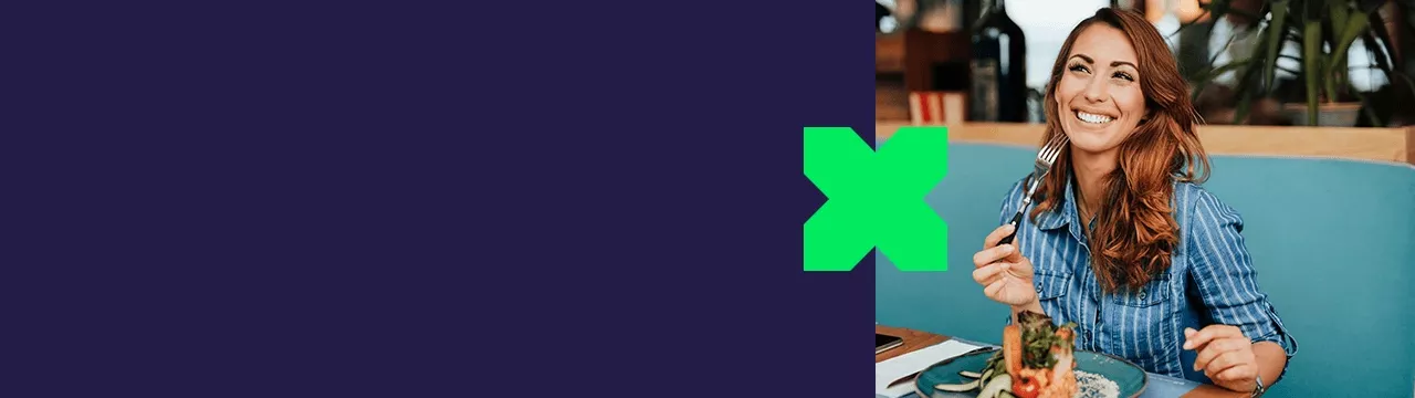 Frau genießt ihr Lunch und freut sich über mehr Netto durch den steueroptimierten Sachbezug mit Restaurantgutscheinen.