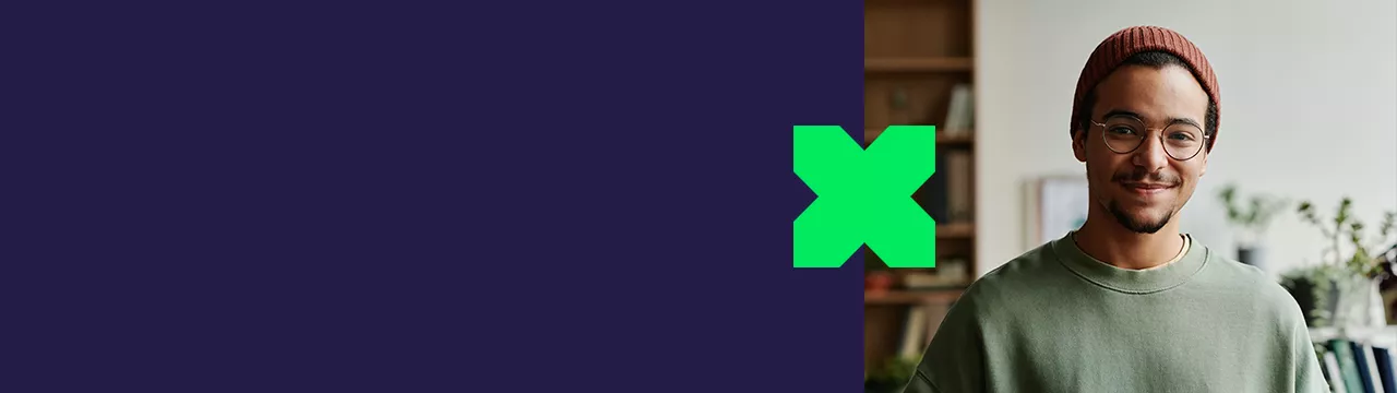 Person mit Strickmütze und grünem Pullover vor Bücherregal und grünem Pluxee-Symbol auf blauem Hintergrund