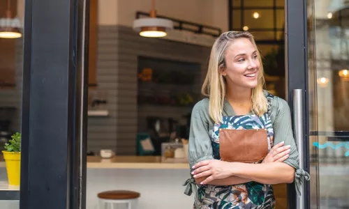 Freudige Inhaberin öffnet ihr Restaurant für Kunden 
