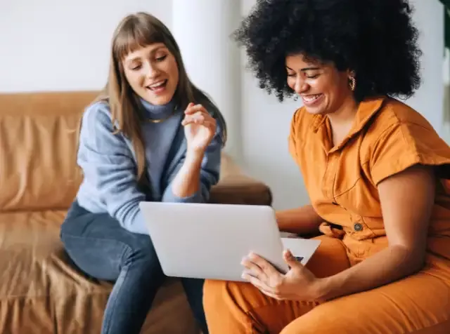 Auf der Couch arbeiten und dabei noch Geld sparen? Zwei Frauen im Außendienst zeigen, wie es geht - dank Pluxee Spesen Optimierung und dem doppelten Zuschuss ihres Arbeitgebers!