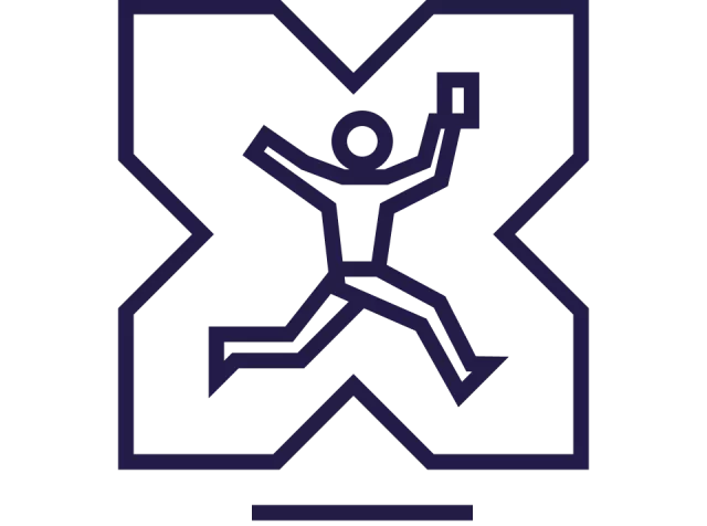 Person springt in die Mitte des Pluxee X-Logos und hält eine Karte in der Hand.