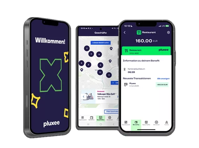 Drei Smartphones zeigen die Pluxee App an. Das linke Gerät zeigt einen Begrüßungsbildschirm mit „Willkommen!“, das mittlere Gerät zeigt eine Karte mit Standortmarkierungen und das rechte Gerät zeigt Finanzdaten in Grün und Weiß an.
