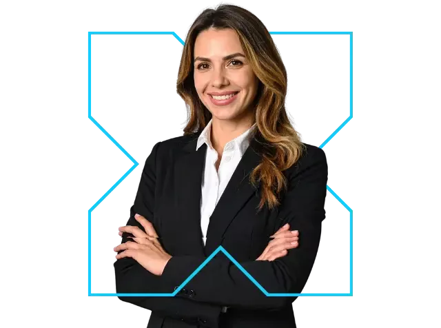 Frau mit verschränkten Armen im schwarzen Blazer und weißen Hemd vor blauem Pluxee logo – steht für Professionalität und moderne Benefits von Pluxee.