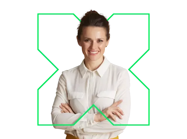 Frau mit verschränkten Armen mit grünem Pluxee logo – steht für Selbstbewusstsein und moderne Benefits von Pluxee.