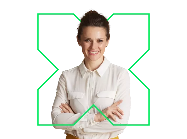 Frau mit verschränkten Armen mit grünem Pluxee logo – steht für Selbstbewusstsein und moderne Benefits von Pluxee.