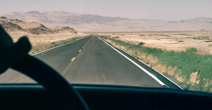 Sicht eines Autofahrers aus dem Fenster auf die Straße. 