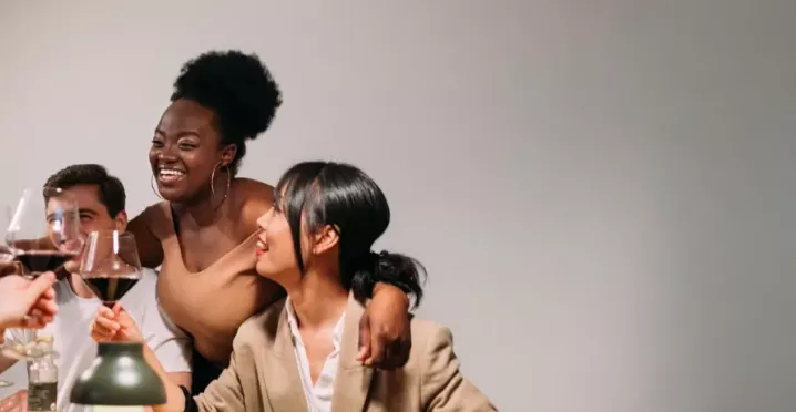 Junge Familie sitz zusammen und unterhält sich. 