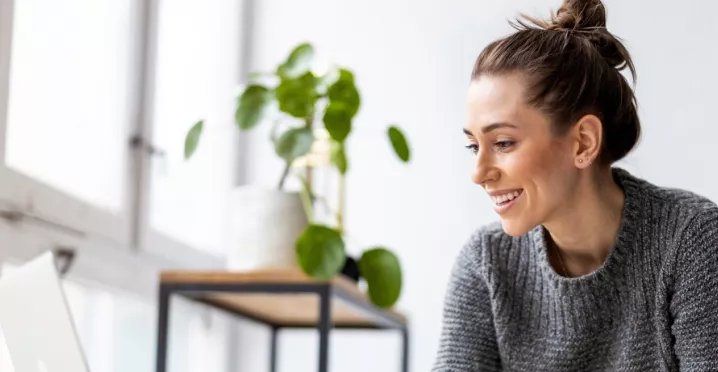 Junge Frau in einem modernen Co-Work-Space. 