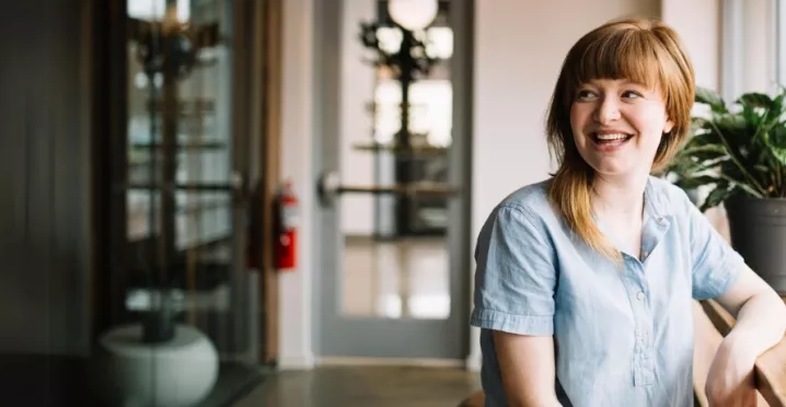 Frau mit roten haaren sitzt am Fenster