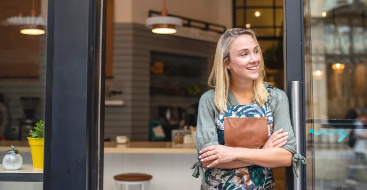 Freudige Inhaberin öffnet ihr Restaurant für Kunden 