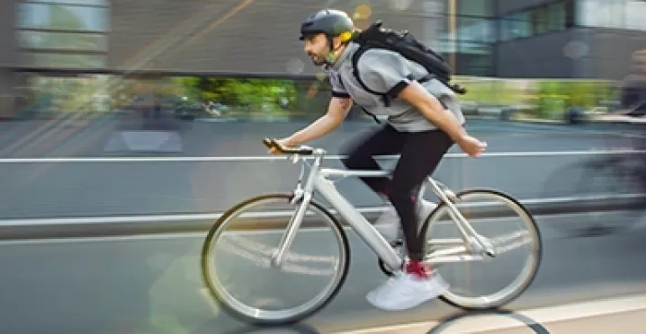 Mitarbeiter fährt auf dem Fahrrad als Dienstrad von Pluxee