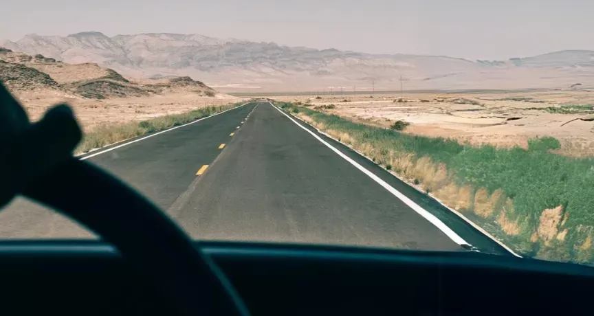 Sicht eines Autofahrers aus dem Fenster auf die Straße. 