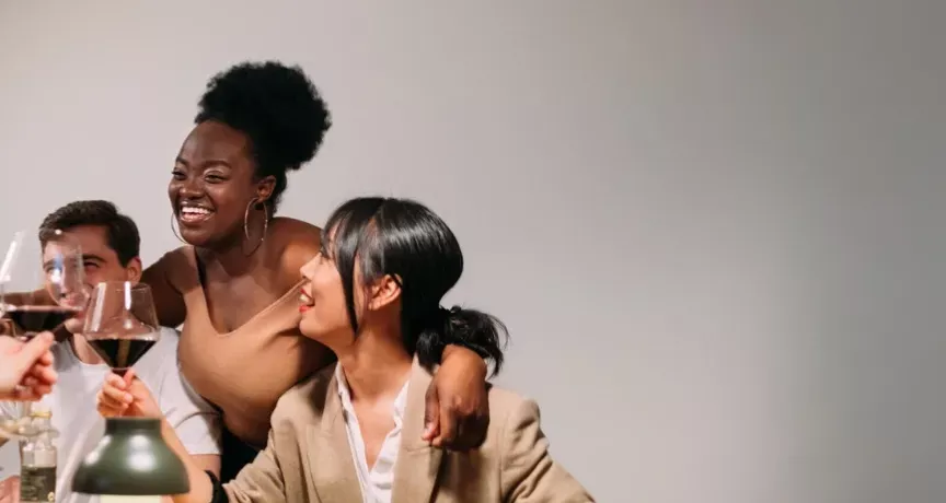 Junge Familie sitz zusammen und unterhält sich. 