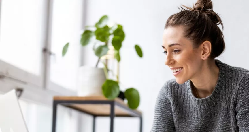 Junge Frau in einem modernen Co-Work-Space. 