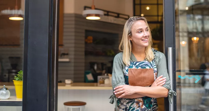 Freudige Inhaberin öffnet ihr Restaurant für Kunden 