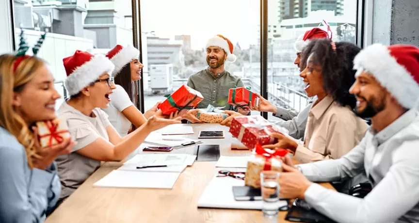 So schenken Sie richtig im Unternehmen und beachten steuerliche Richtlinien mit Pluxee Mitarbeiterbenefits