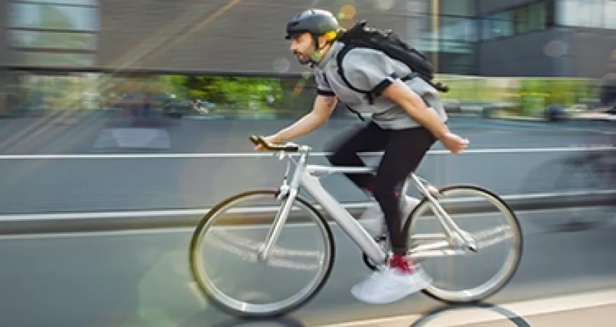 Mitarbeiter fährt auf dem Fahrrad als Dienstrad von Pluxee