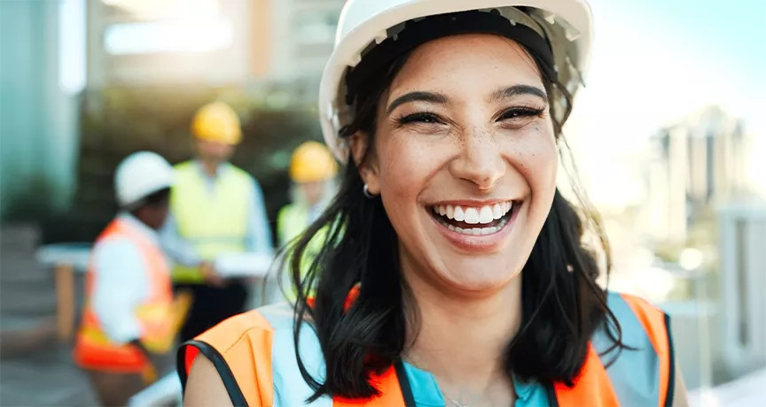 Bauingenieurin arbeitet motiviert im Team und strahlt Freude bei der Arbeit aus.