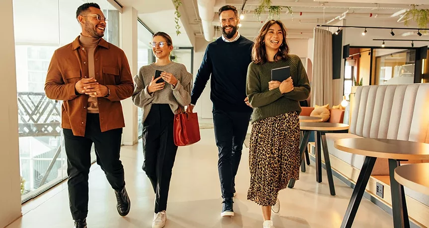 Zufriedene Kolleg:innen zeigen Teamgeist und eine positive Zusammenarbeit im Unternehmen.