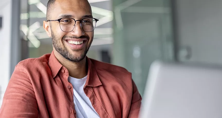 Zufriedener Mitarbeiter arbeitet motiviert und bringt sich engagiert in den Arbeitsalltag ein.