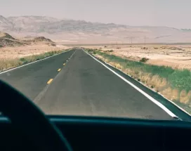 Sicht eines Autofahrers aus dem Fenster auf die Straße. 