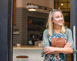 Freudige Inhaberin öffnet ihr Restaurant für Kunden