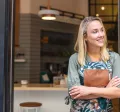 Freudige Inhaberin öffnet ihr Restaurant für Kunden 
