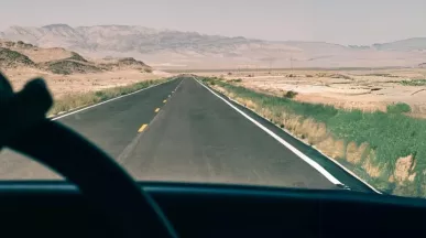 Sicht eines Autofahrers aus dem Fenster auf die Straße. 