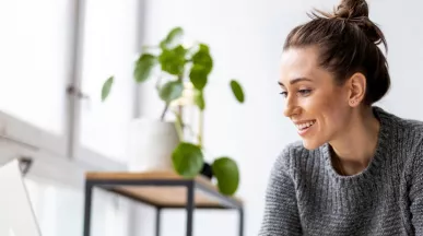 Junge Frau in einem modernen Co-Work-Space. 
