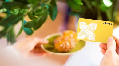 Croissants auf einem Teller mit der Pluxee Benefits Card in gelb