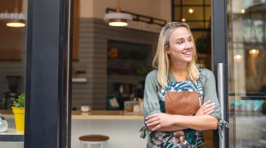 Freudige Inhaberin öffnet ihr Restaurant für Kunden 