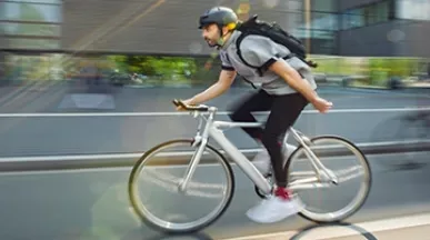Mitarbeiter fährt auf dem Fahrrad als Dienstrad von Pluxee