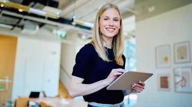 Frau arbeitet engagiert im Büro und trägt zu einem positiven Arbeitsumfeld bei.