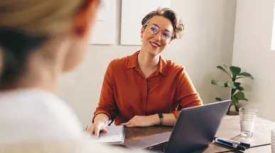 Frau führt ein wertschätzendes Gespräch und fördert eine offene Kommunikation im Team.