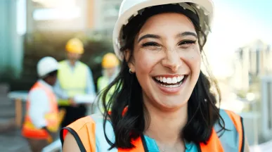 Bauingenieurin arbeitet motiviert im Team und strahlt Freude bei der Arbeit aus.