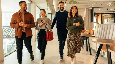 Zufriedene Kolleg:innen zeigen Teamgeist und eine positive Zusammenarbeit im Unternehmen.