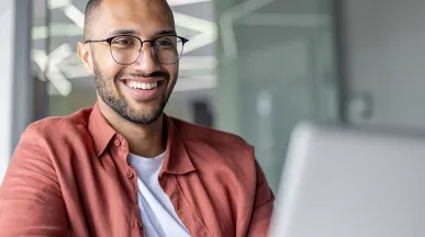 Zufriedener Mitarbeiter arbeitet motiviert und bringt sich engagiert in den Arbeitsalltag ein.
