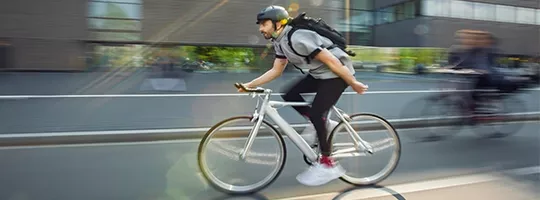 Mitarbeiter fährt auf dem Fahrrad als Dienstrad von Pluxee