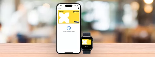 Smartphone und Smartuhr mit geöffneter App zeigt Karte Pluxee mit großem X-Symbol