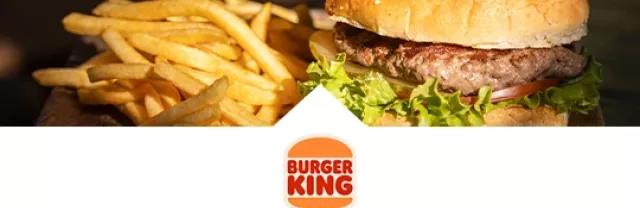 Hamburger und Pommes über dem Burger King-Logo.