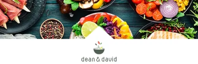 Salat mit Samen und frischem Gemüse über dem Dean & David-Logo.