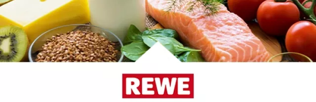 Auswahl an Lebensmitteln – Samen, Tomaten, Lachs, Käse, Kiwi und Milch – über dem REWE-Logo