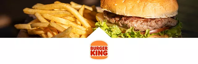 Burger-King-Logo unter einem Hamburger mit Salat und einer Portion Pommes frites