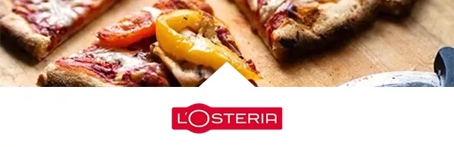 Nahaufnahme von mehreren Pizzastücken auf einem Holzbrett mit einem roten L'Osteria-Logo darunter