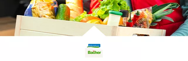 Holzkiste mit frischem Gemüse und Lebensmitteln vor rotem Hintergrund