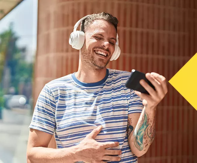 Junger Mann streamt Musik von seinem Smartphone
